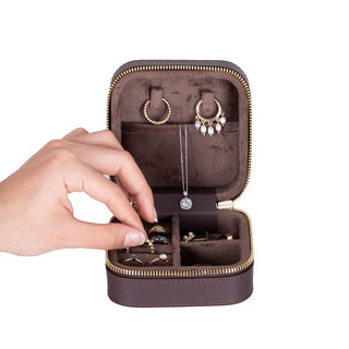 Amanda Mücevher Kutusu, Medium