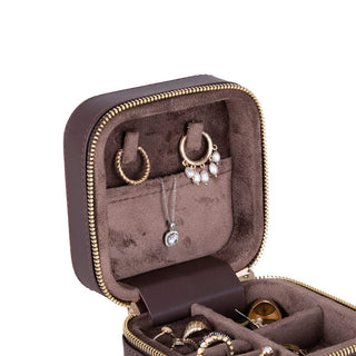 Amanda Mücevher Kutusu, Medium