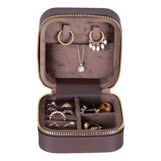 Amanda Mücevher Kutusu, Medium