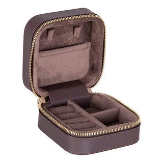 Amanda Mücevher Kutusu, Medium