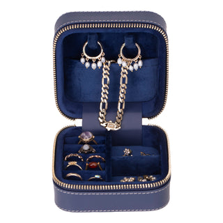 Amanda Mücevher Kutusu, Medium