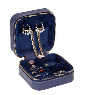 Amanda Mücevher Kutusu, Medium