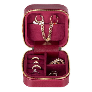 Amanda Mücevher Kutusu, Medium