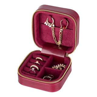 Amanda Mücevher Kutusu, Medium