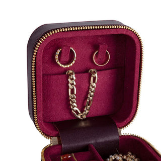 Amanda Mücevher Kutusu, Medium