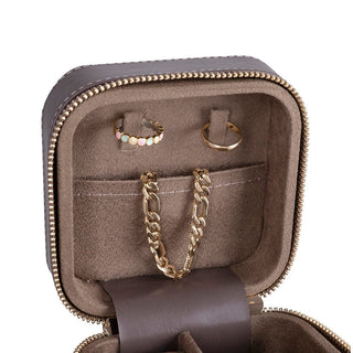 Amanda Mücevher Kutusu, Medium