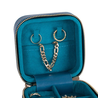 Amanda Mücevher Kutusu, Medium