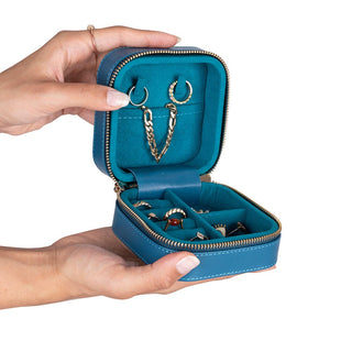 Amanda Mücevher Kutusu, Medium