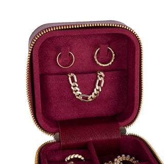 Amanda Mücevher Kutusu, Medium