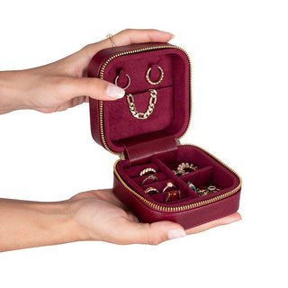 Amanda Mücevher Kutusu, Medium