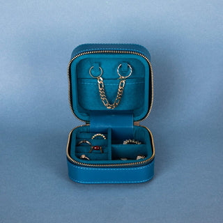 Amanda Mücevher Kutusu, Medium