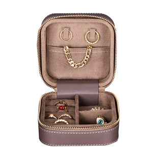 Amanda Mücevher Kutusu, Medium