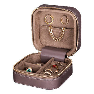 Amanda Mücevher Kutusu, Medium