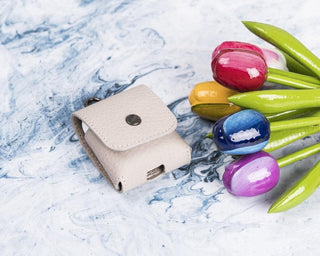 Mai Magnet AirPods 1 and AirPods 2 Leather Case with Hook